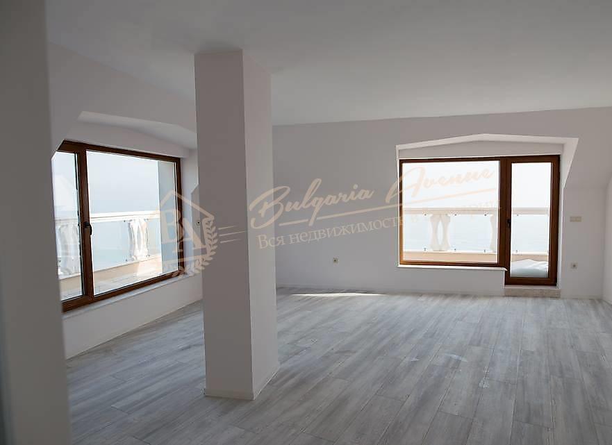 Three-bedroom apartment on the seafront with sea view