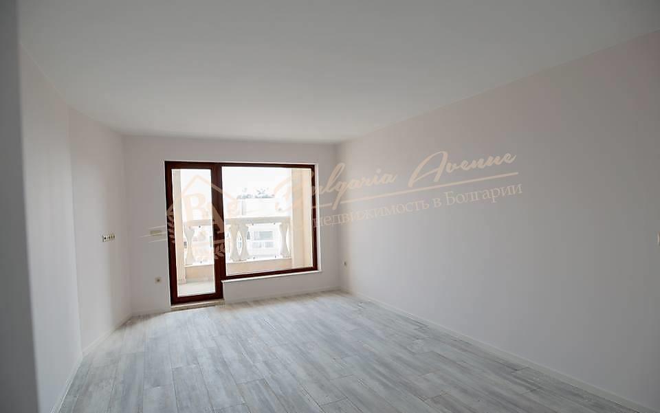 Three-bedroom apartment on the seafront with sea view
