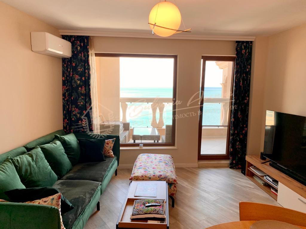 Two-bedroom apartment on the first line with sea view in Varna