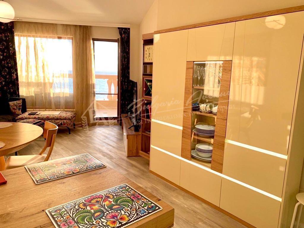 Two-bedroom apartment on the first line with sea view in Varna