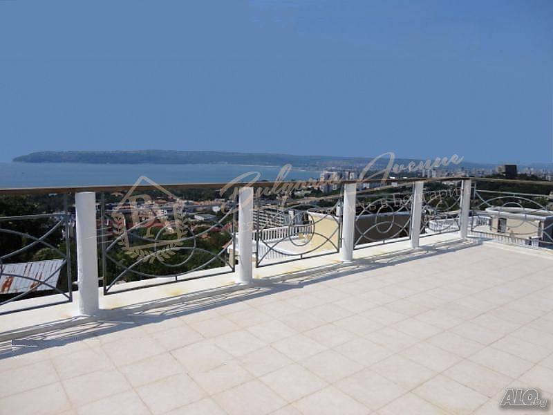Three-storey house with plot and swimming pool in the Briz area