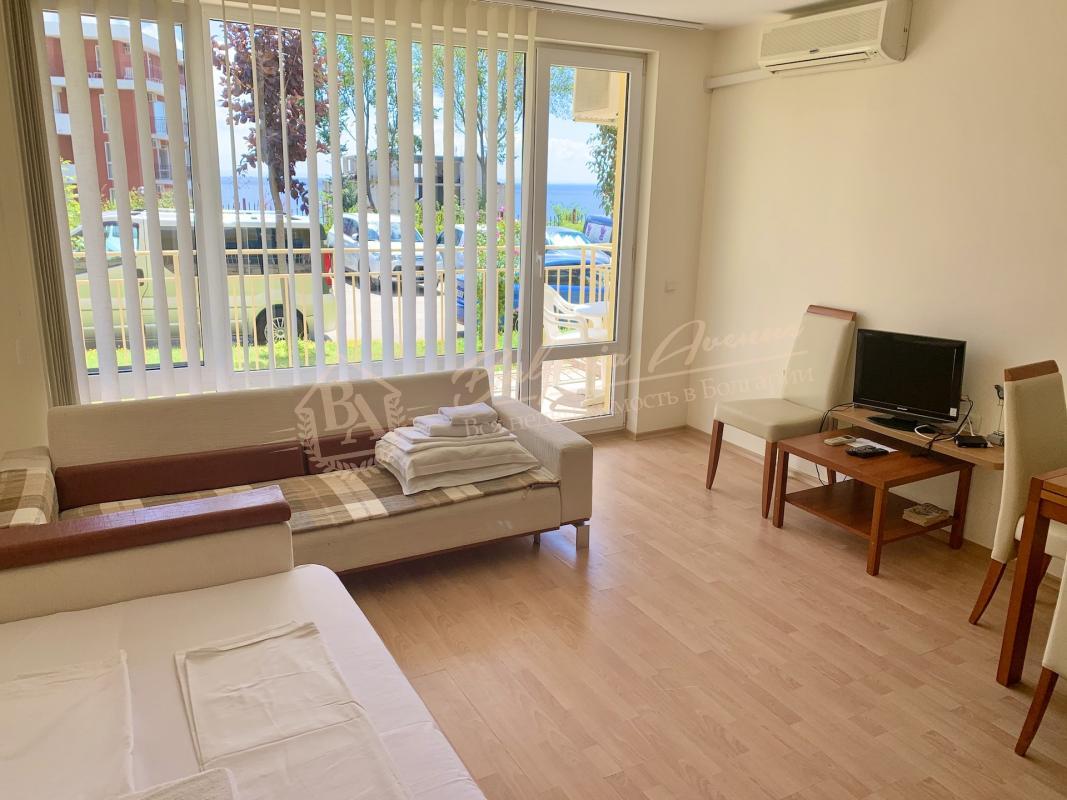 Furnished studio on the first line with sea view