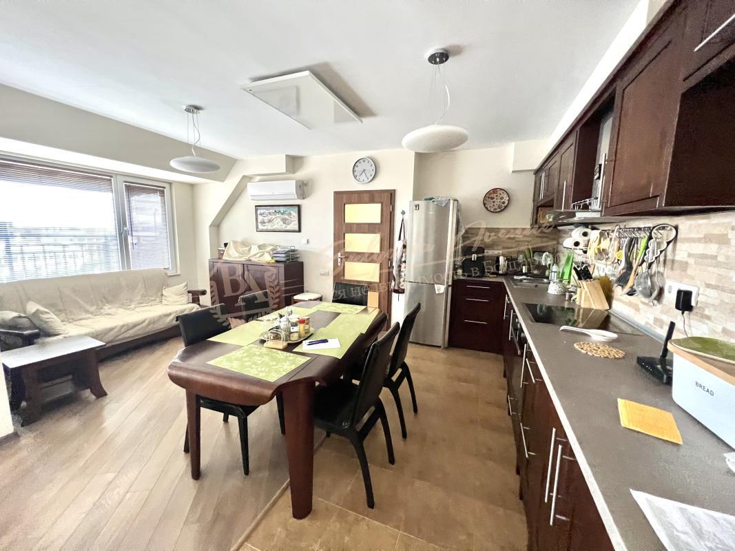 Three-bedroom apartment in a residential building in Pomorie. Sold with a garage!