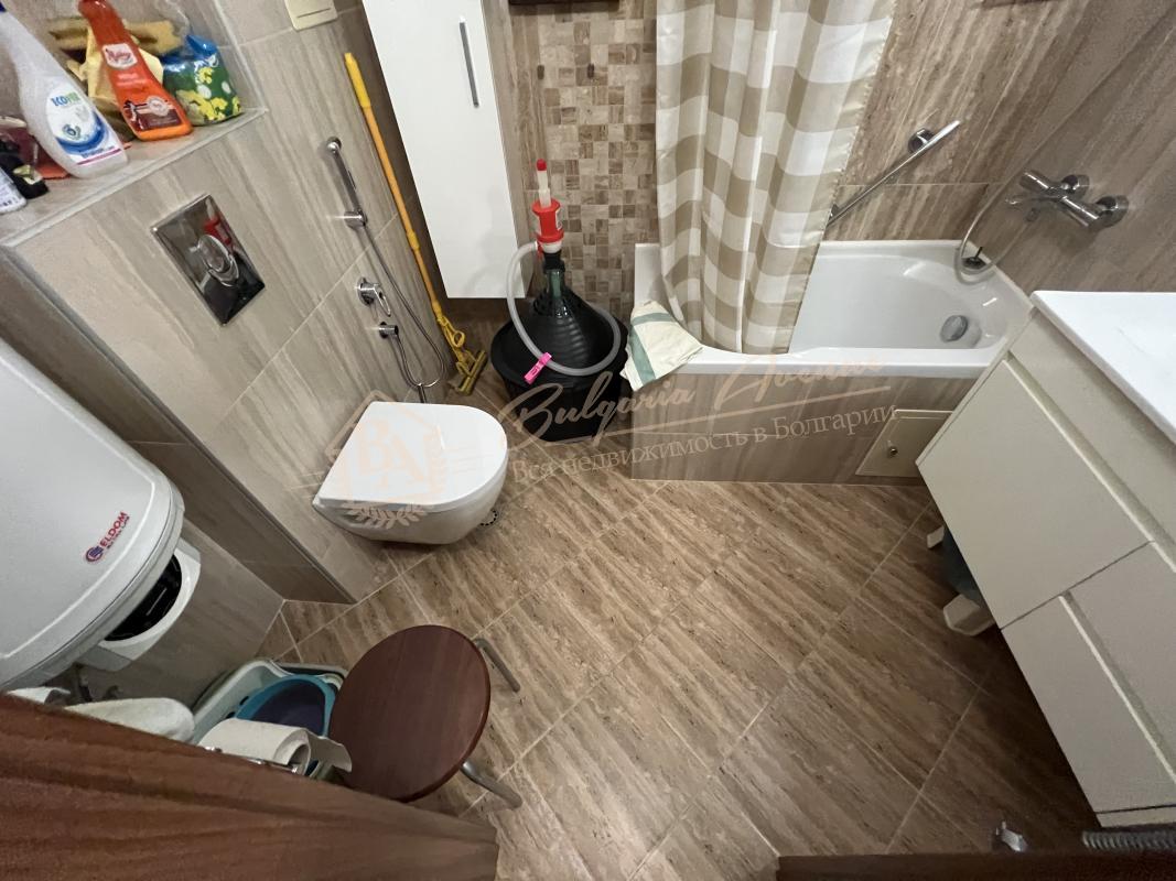 Three-bedroom apartment in a residential building in Pomorie. Sold with a garage!