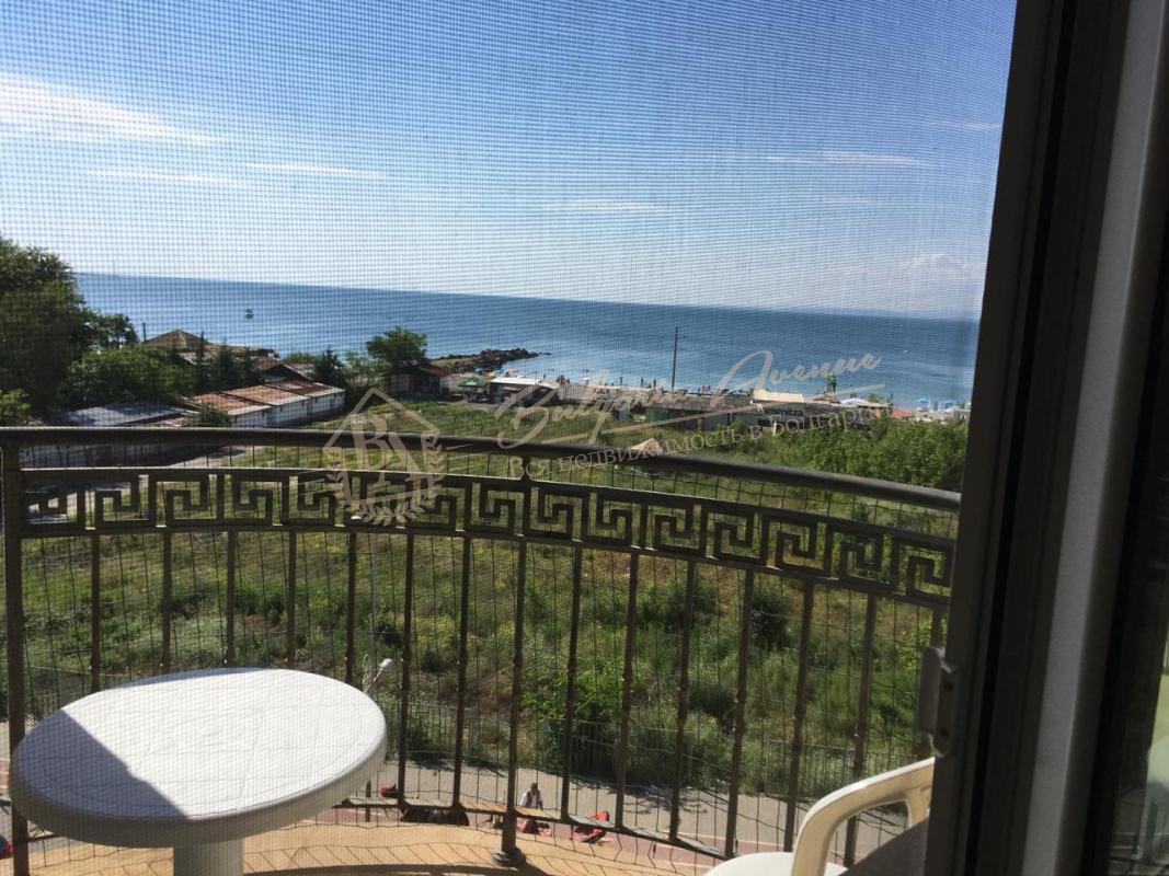 Three-bedroom apartment on the first line in Pomorie. No maintenance fee! Documents ready for the transaction