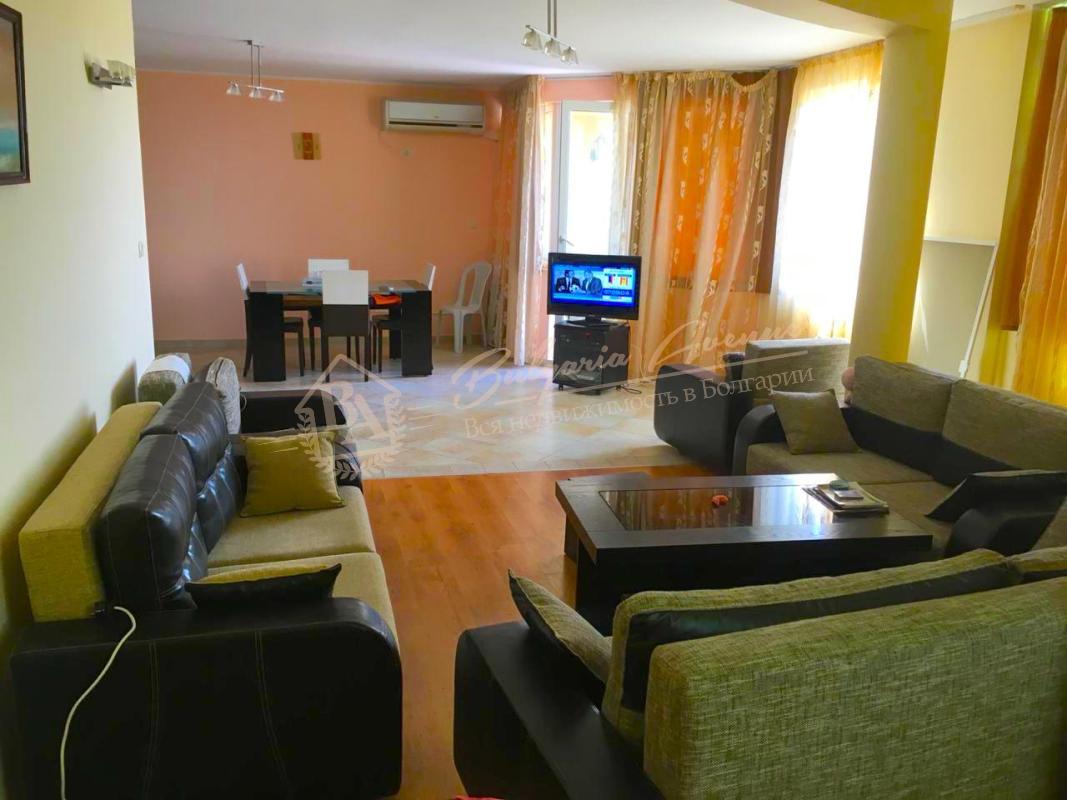 Three-bedroom apartment on the first line in Pomorie. No maintenance fee! Documents ready for the transaction