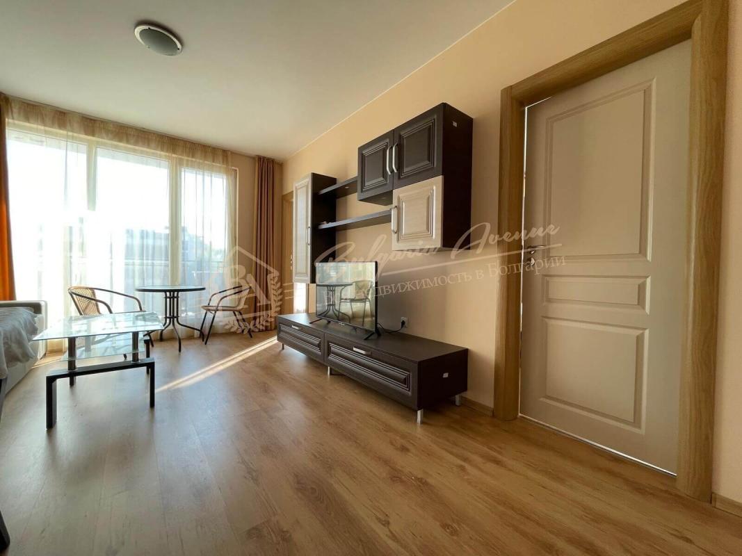 Beautiful three-bedroom apartment with pool view in "Messembria Palace"