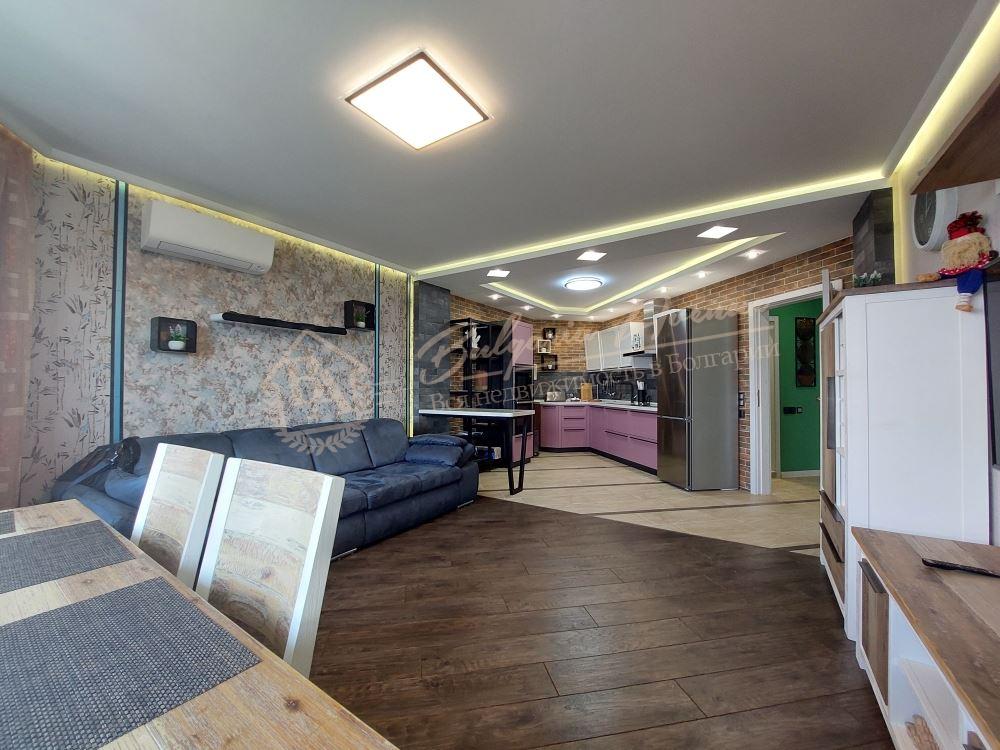 Large three-bedroom apartment in Burgas, Lazur sea quarter