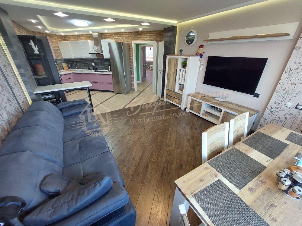 Large three-bedroom apartment in Burgas, Lazur sea quarter
