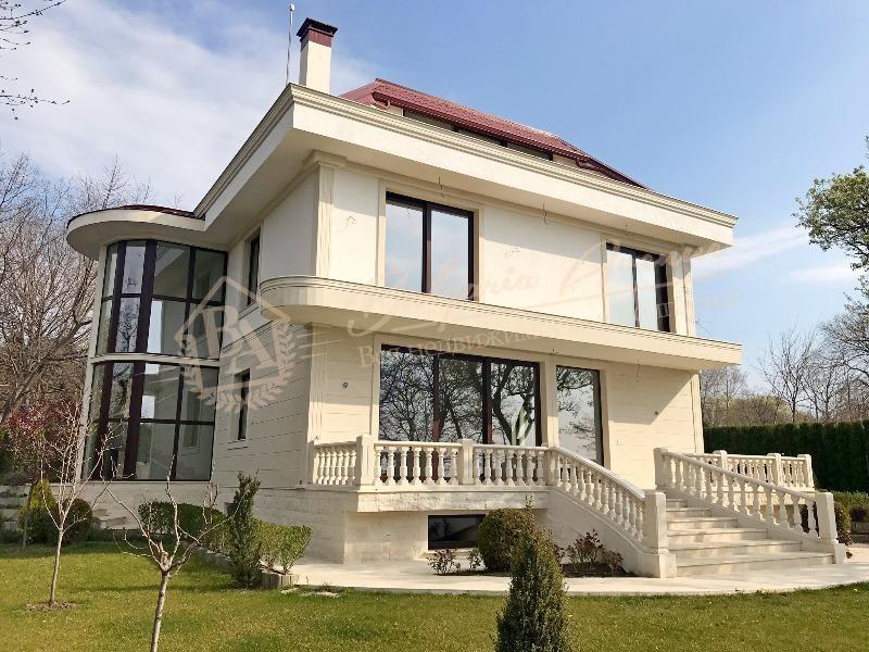 Beautiful three-storey mansion near the Sea Garden in Varna
