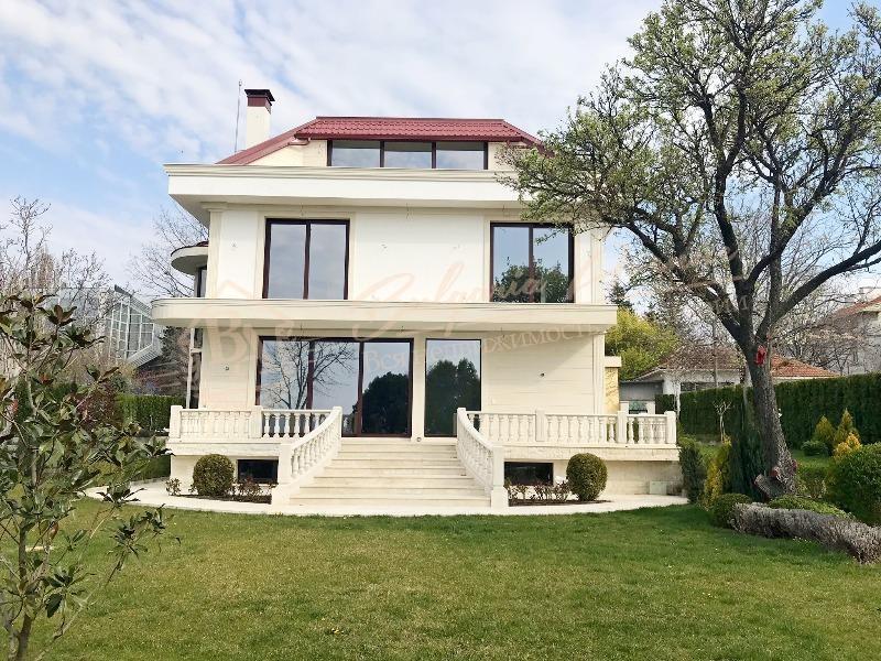 Beautiful three-storey mansion near the Sea Garden in Varna
