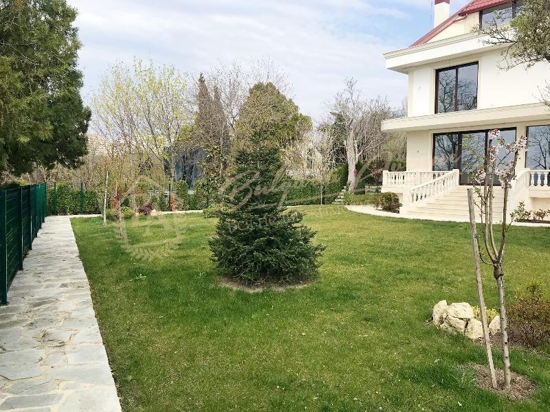 Beautiful three-storey mansion near the Sea Garden in Varna