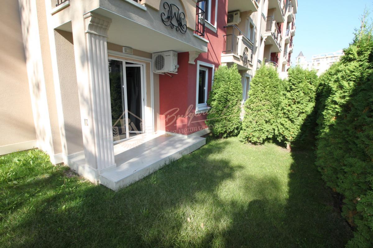 Spacious, furnished studio with its own courtyard, Sunny Beach