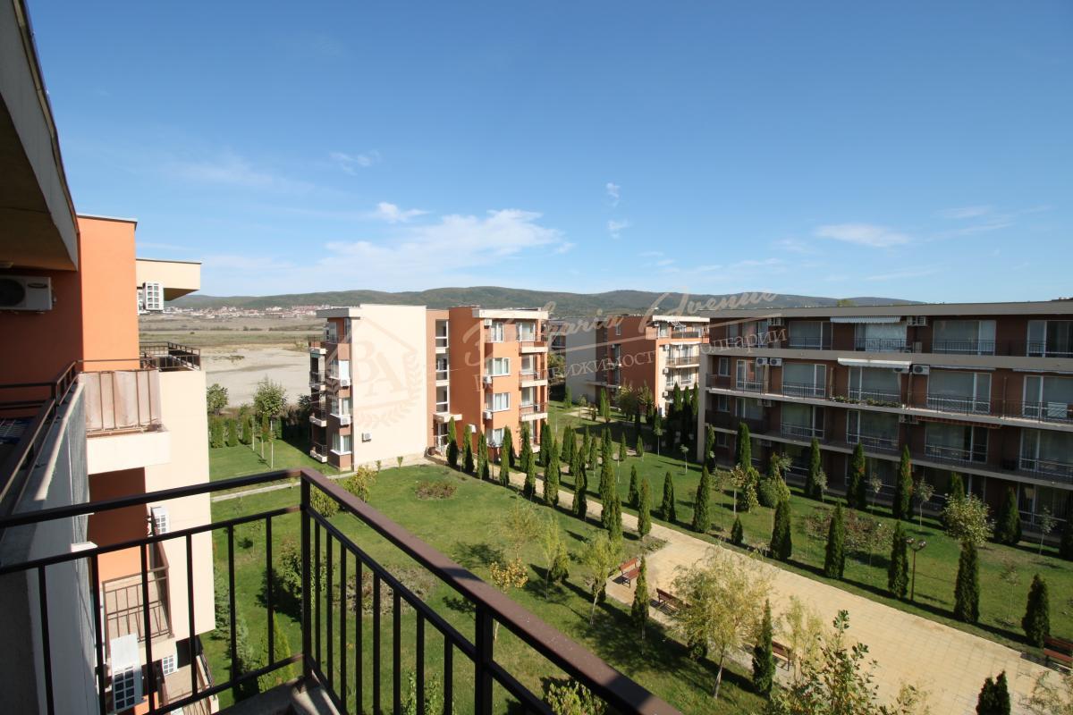 Spacious 2+2 studio with furniture and view of the green courtyard, Sunny Beach