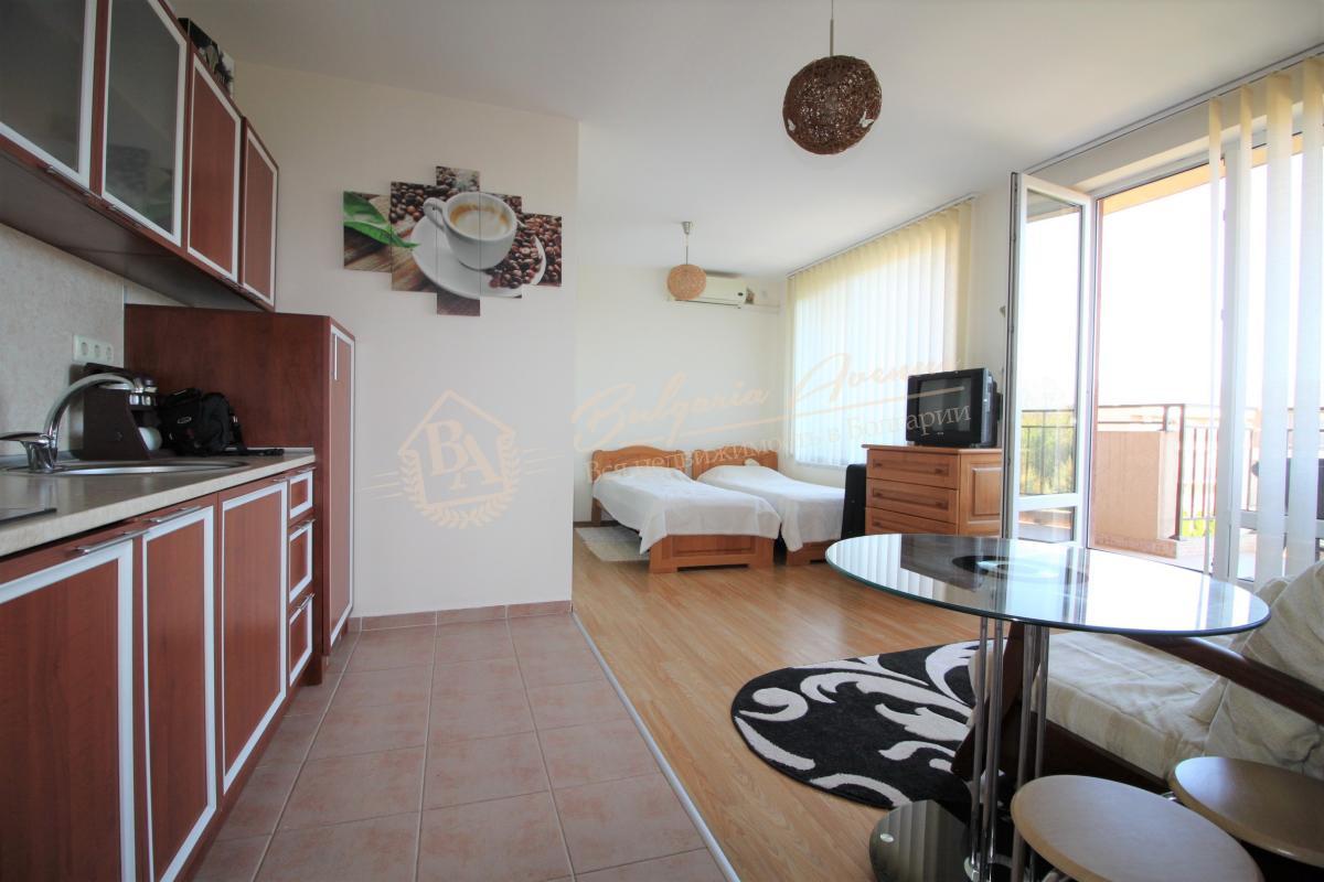 Spacious 2+2 studio with furniture and view of the green courtyard, Sunny Beach