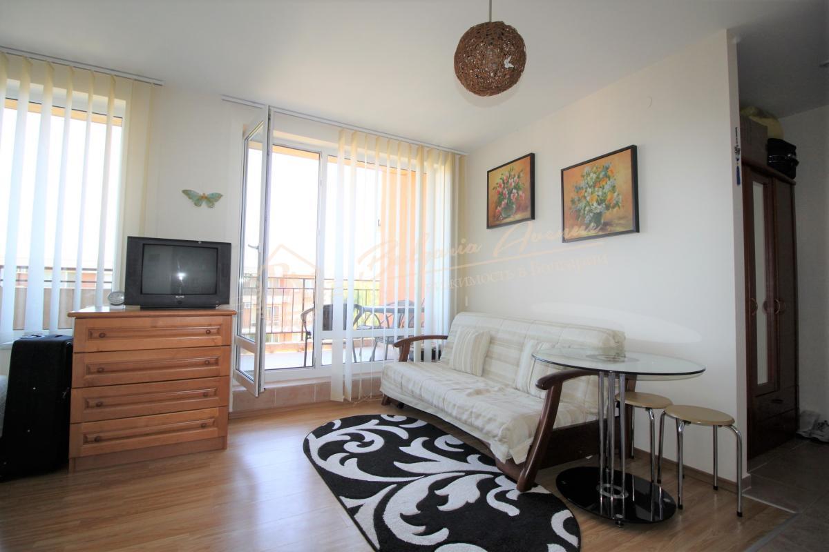 Spacious 2+2 studio with furniture and view of the green courtyard, Sunny Beach