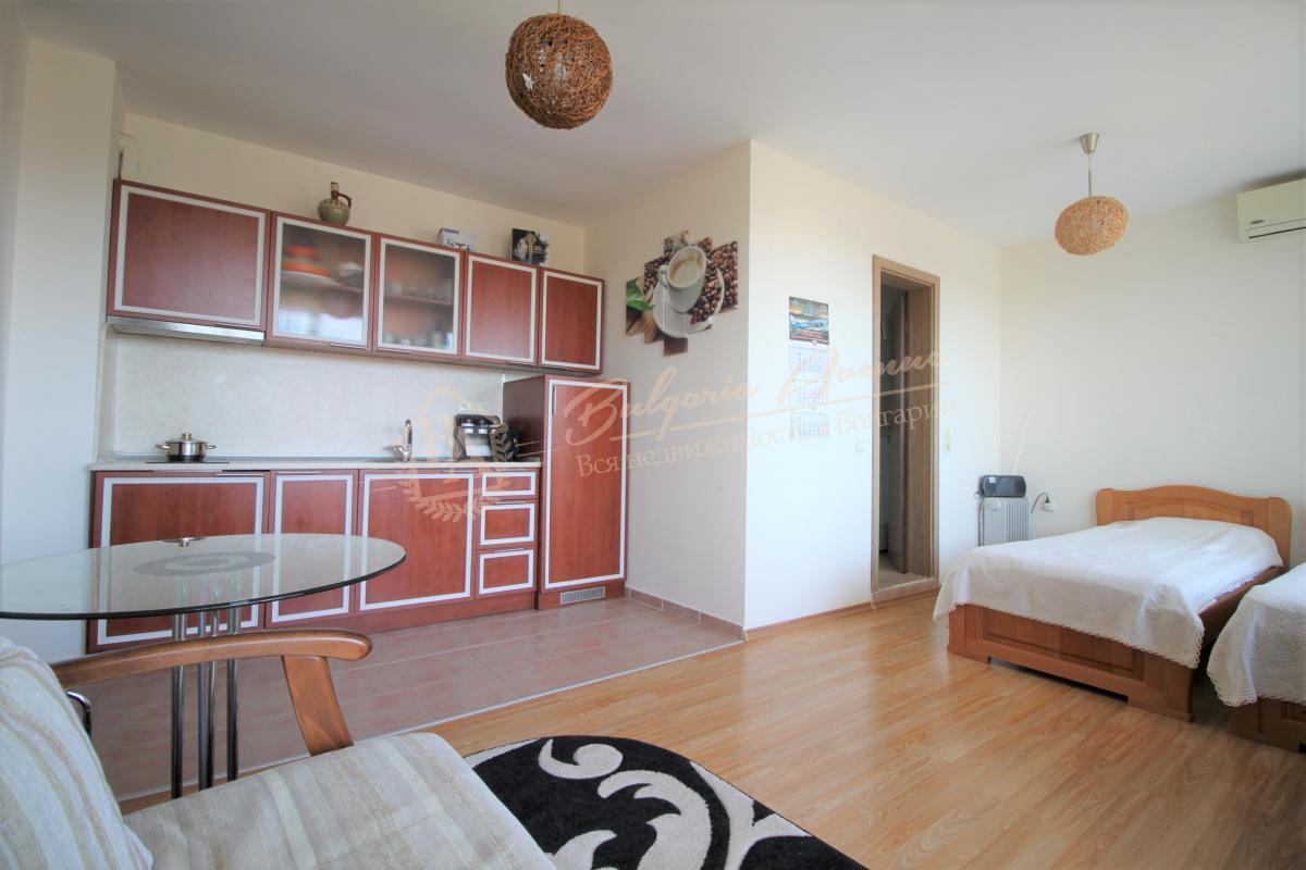 Spacious 2+2 studio with furniture and view of the green courtyard, Sunny Beach