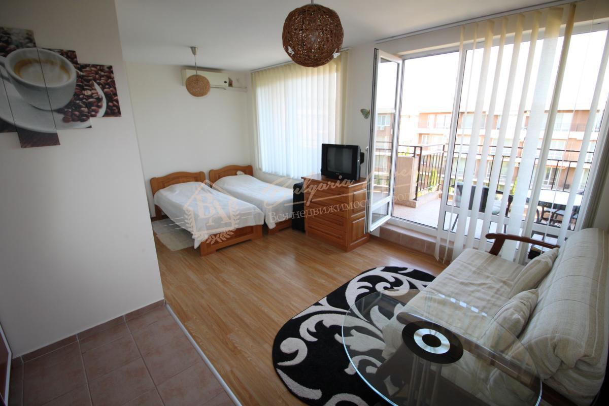Spacious 2+2 studio with furniture and view of the green courtyard, Sunny Beach