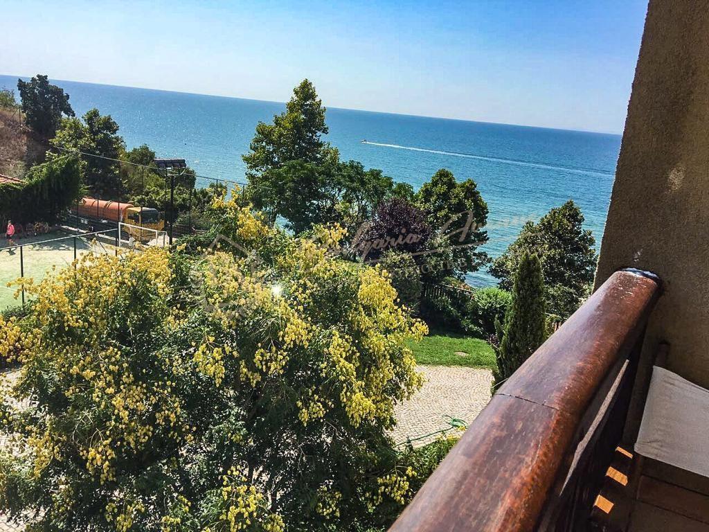 Spacious apartment with sea view on the first line in Sveti Vlas