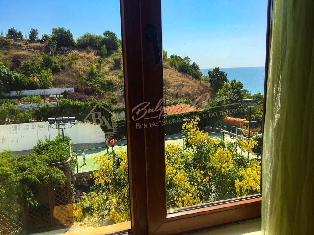 Spacious apartment with sea view on the first line in Sveti Vlas
