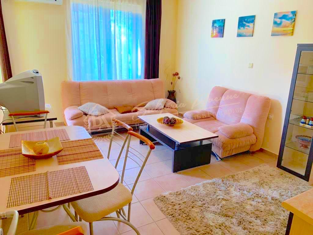 Spacious 1-bedroom apartment by the sea, Sunny Beach