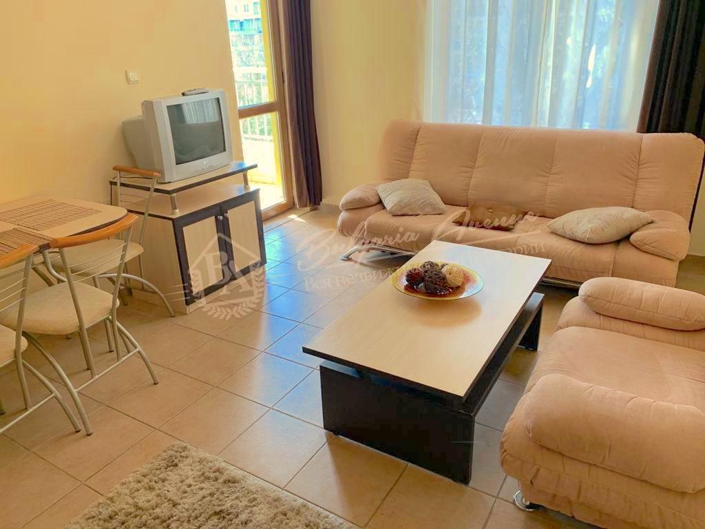 Spacious 1-bedroom apartment by the sea, Sunny Beach