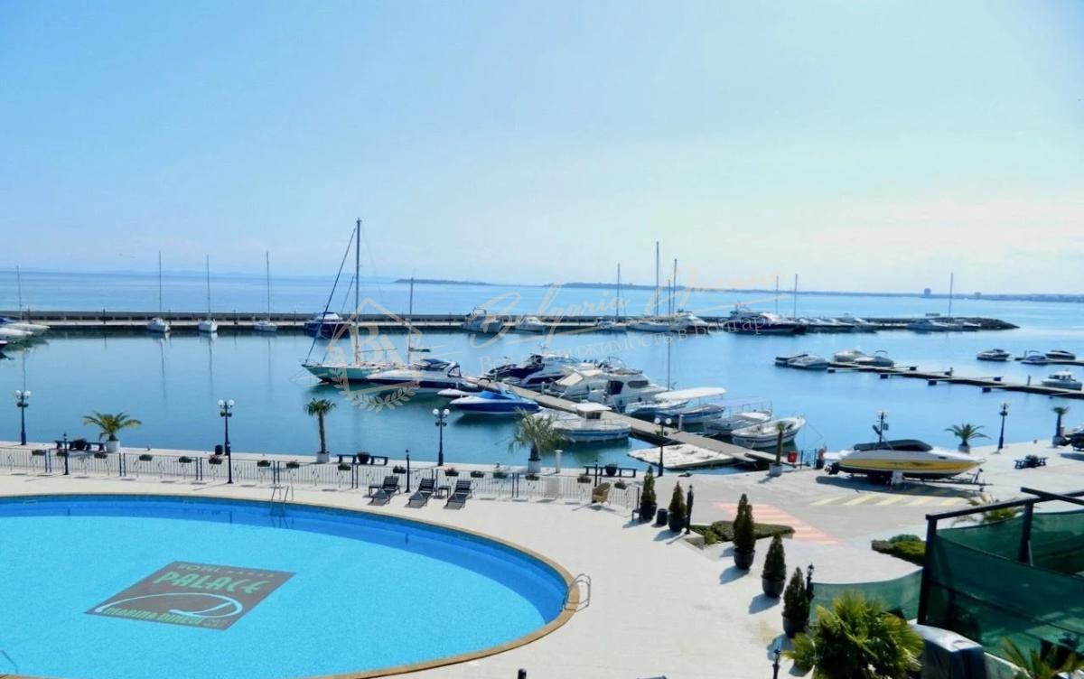 Two-bedroom apartment with sea view in the central part of Sveti Vlas