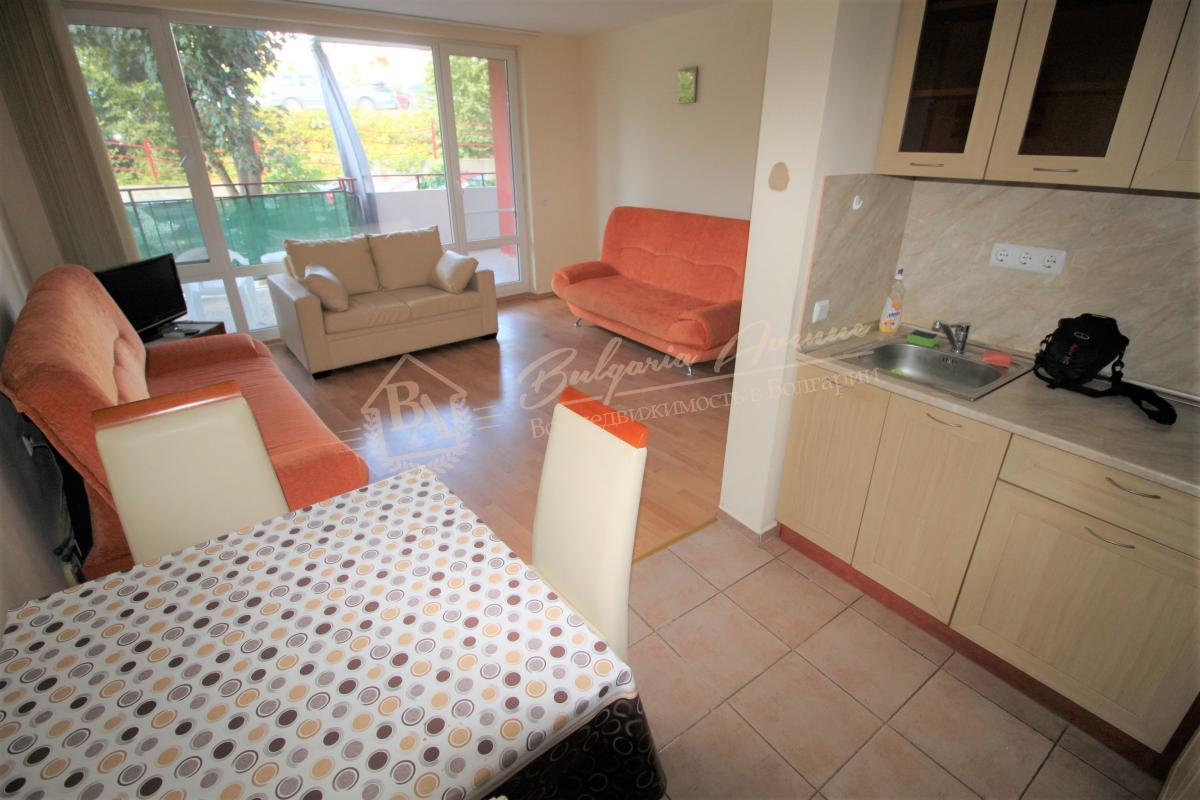 Two-bedroom apartment in a complex by the sea, 100 m from the beach, Sveti Vlas
