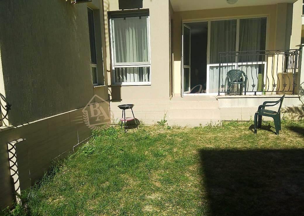 Two-bedroom apartment with sea view and courtyard in Byala
