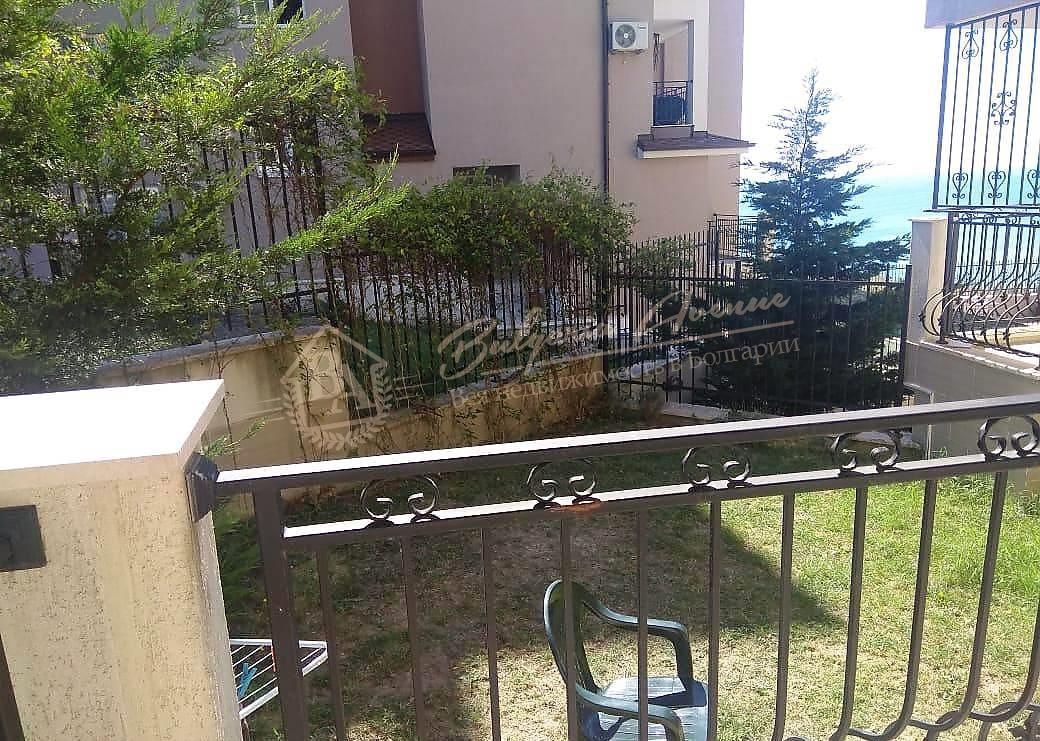 Two-bedroom apartment with sea view and courtyard in Byala