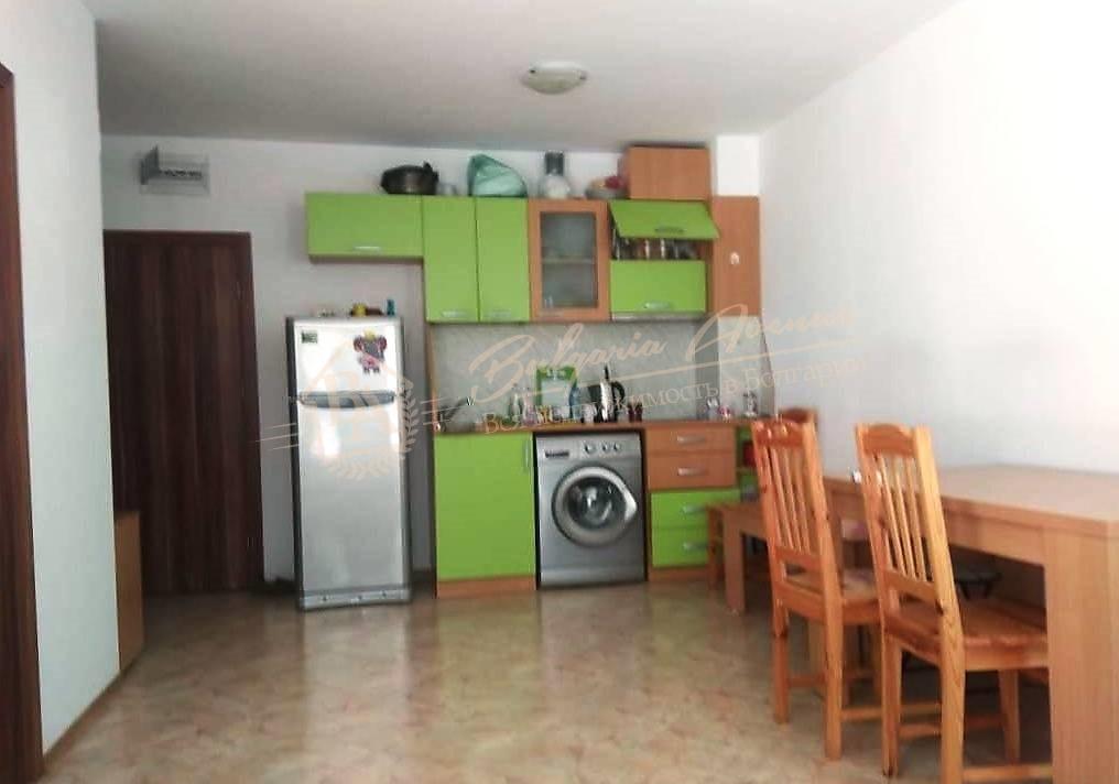 Two-bedroom apartment with sea view and courtyard in Byala