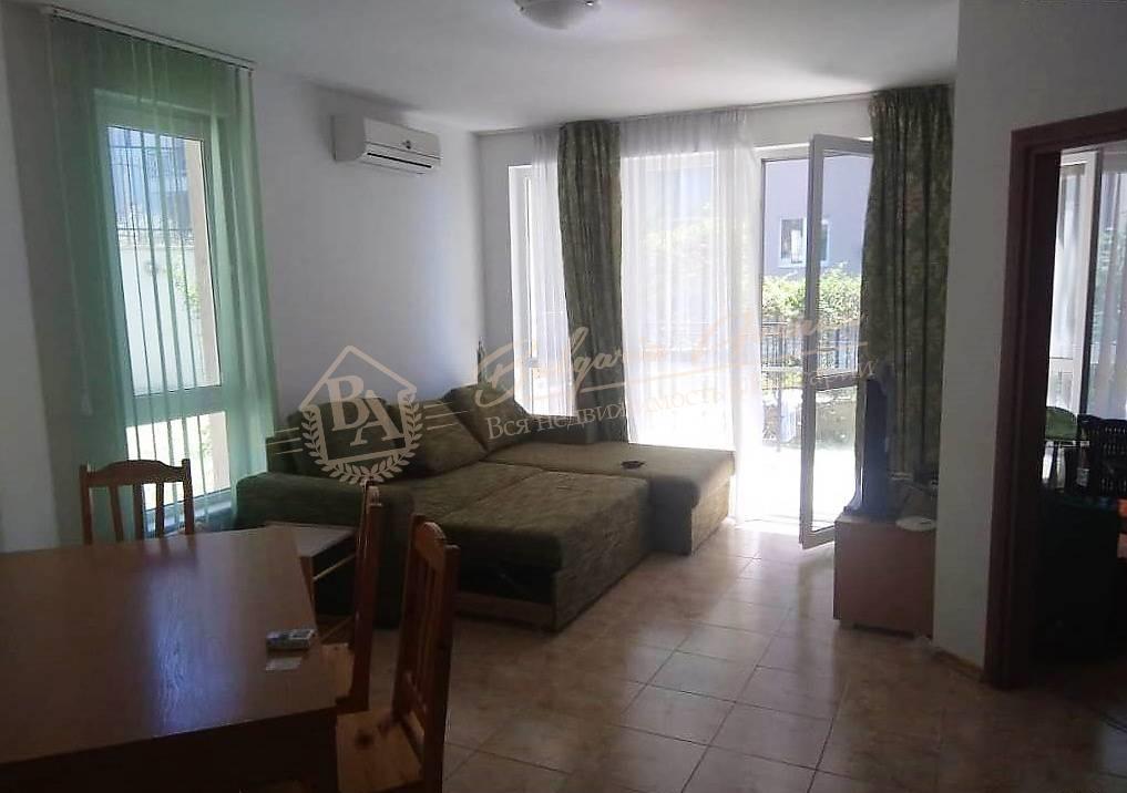 Two-bedroom apartment with sea view and courtyard in Byala