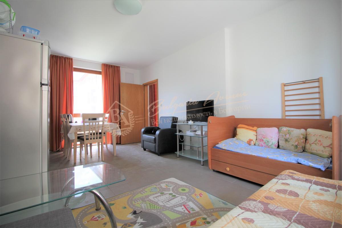 Spacious 1-bedroom apartment with a beautiful terrace in Sunny Beach