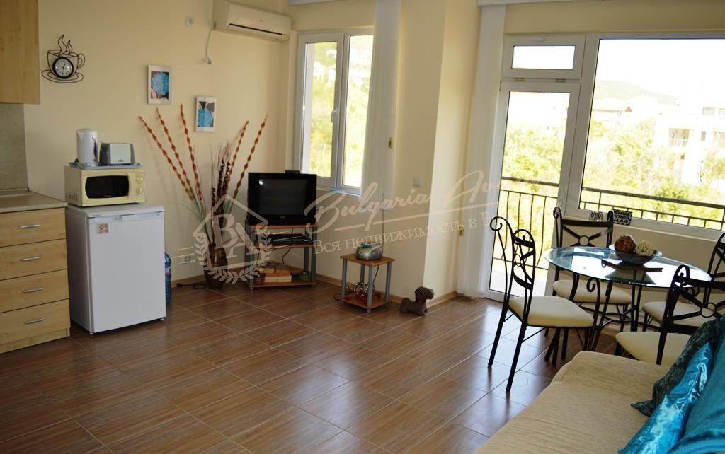 Two-bedroom apartment with sea and vineyard views in Sveti Vlas
