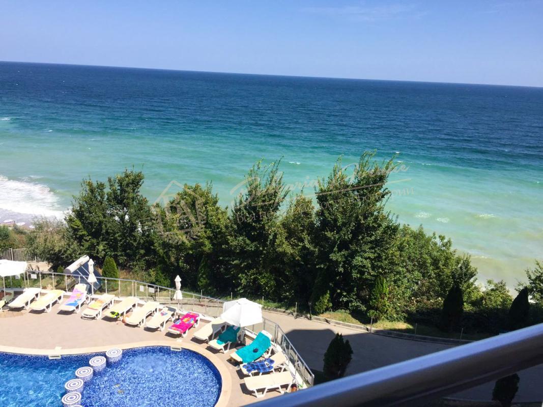 Spacious, elite, two-bedroom apartment with sea view in the town of Byala