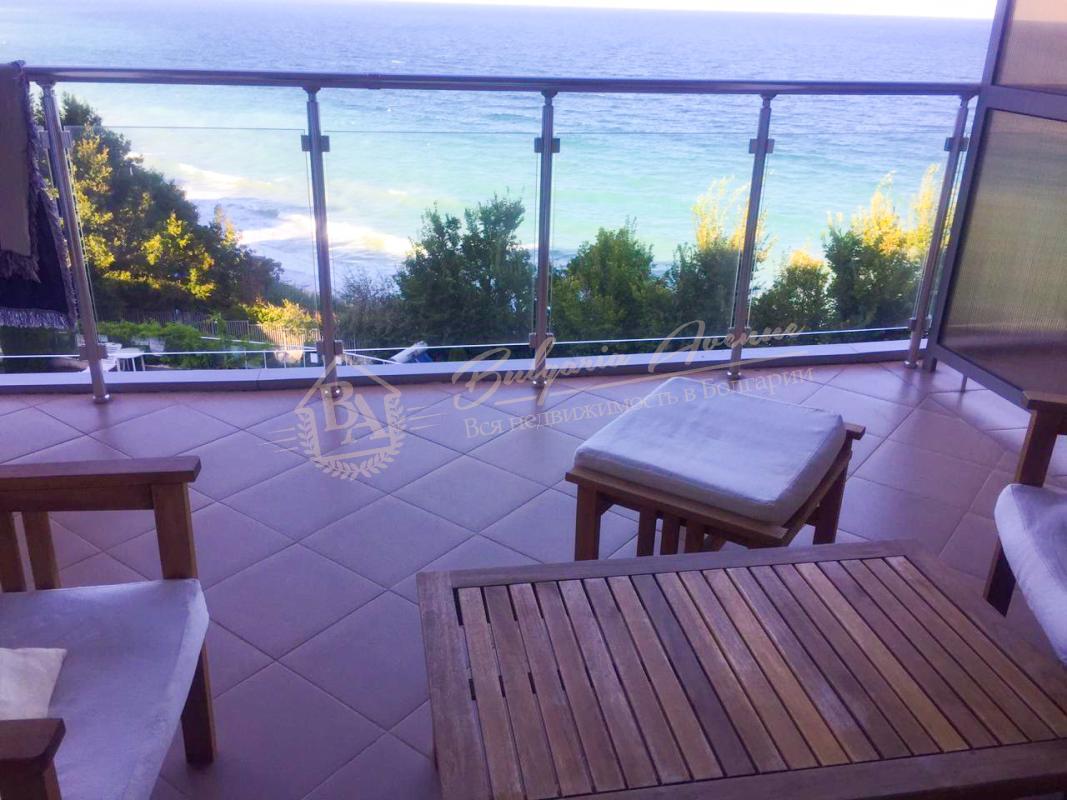 Spacious, elite, two-bedroom apartment with sea view in the town of Byala