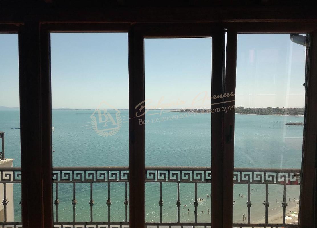 Apartment on the seafront with sea view and spacious terrace in Nessebar