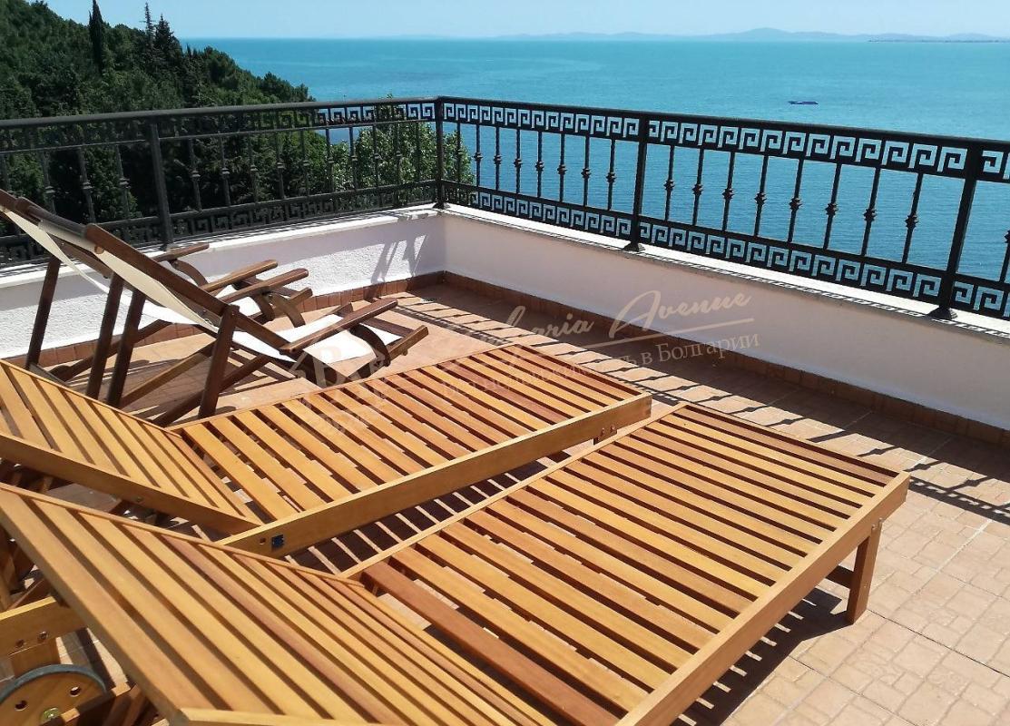 Apartment on the seafront with sea view and spacious terrace in Nessebar