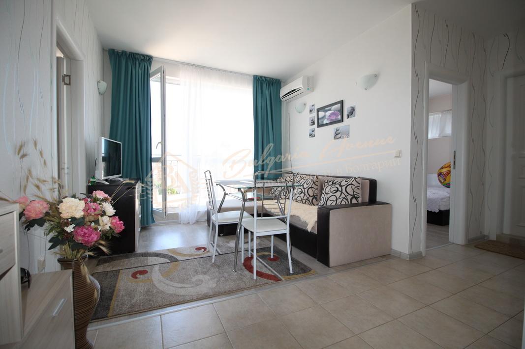 Three-bedroom apartment with spacious terrace and city views in Nessebar