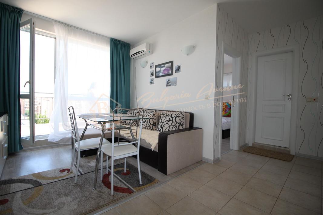 Three-bedroom apartment with spacious terrace and city views in Nessebar