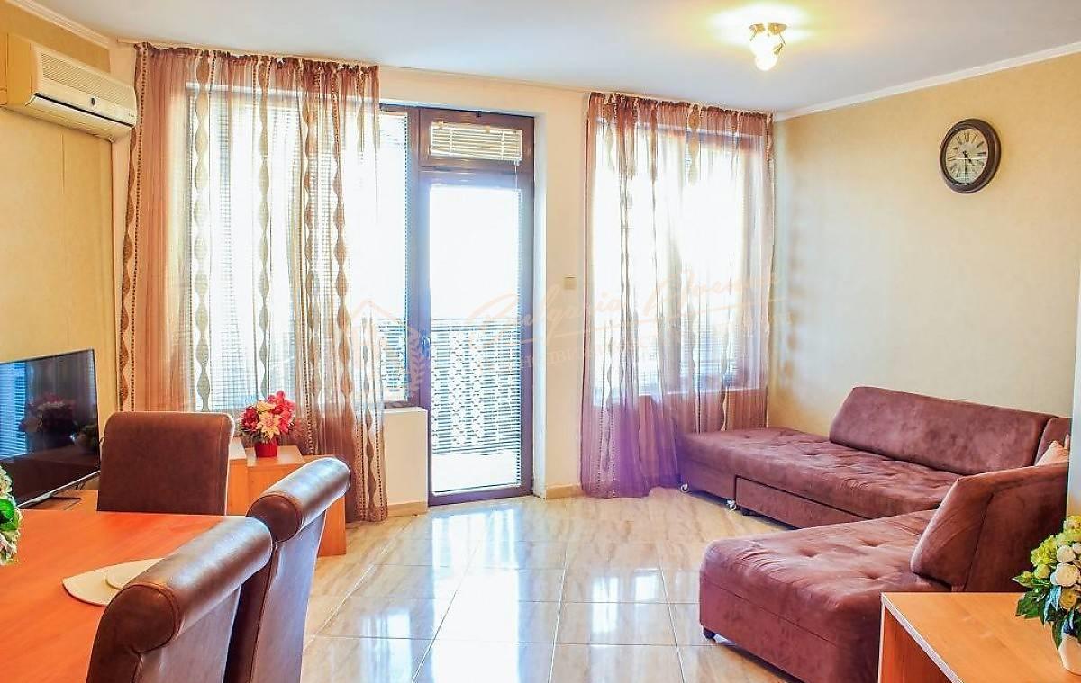 Three-bedroom apartment with furniture and sea view in Sveti Vlas