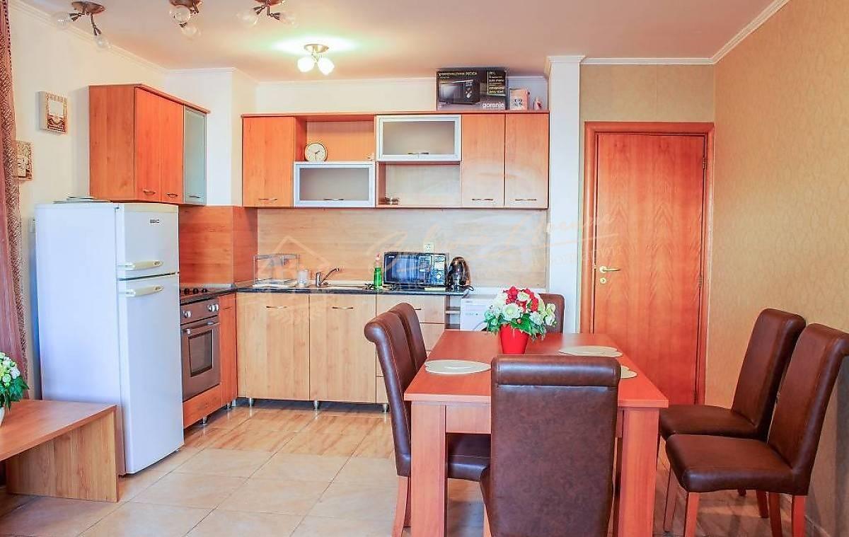 Three-bedroom apartment with furniture and sea view in Sveti Vlas