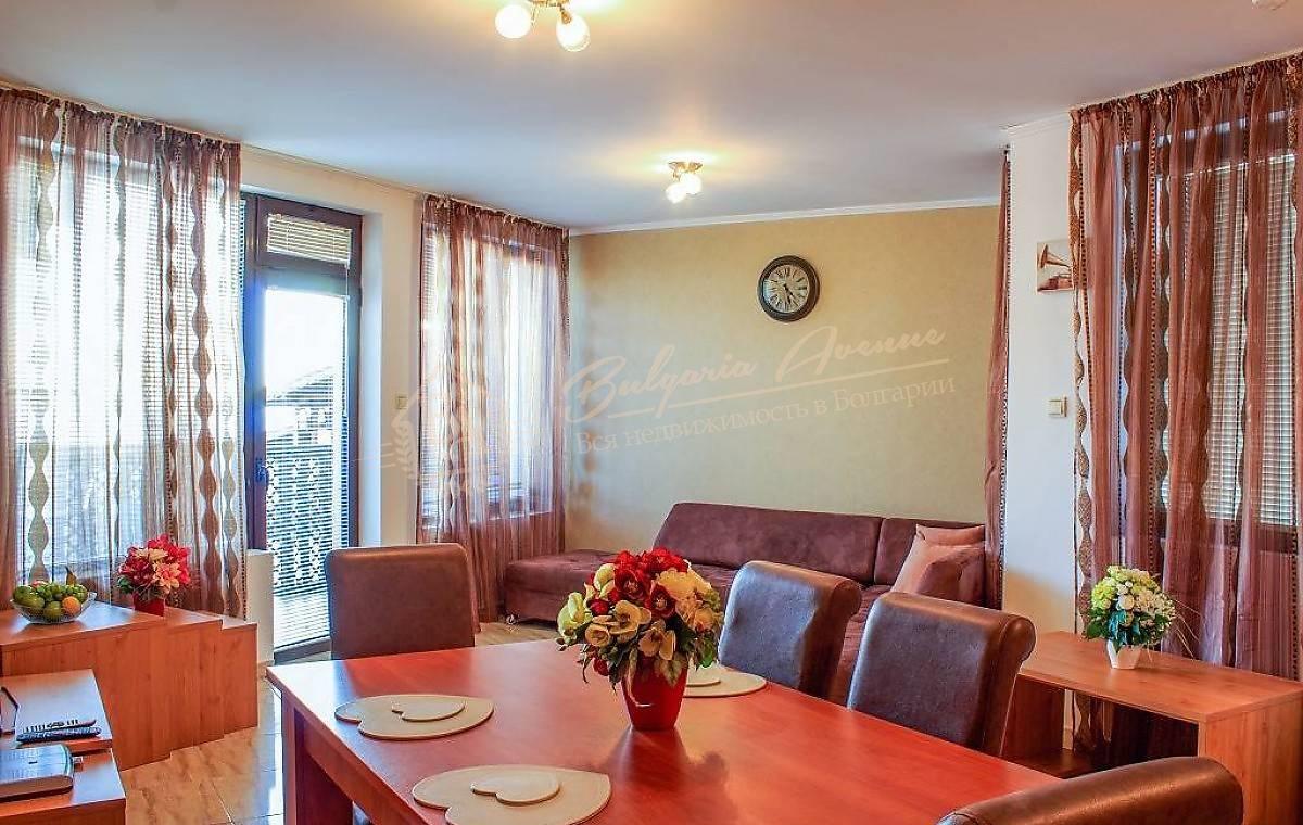 Three-bedroom apartment with furniture and sea view in Sveti Vlas