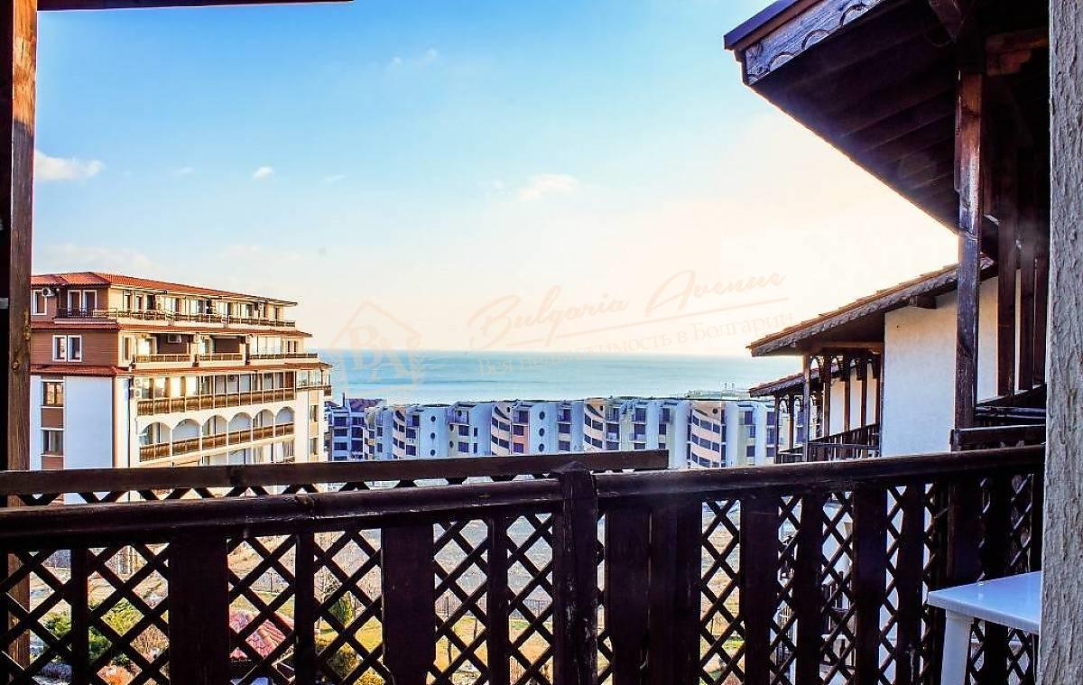 Three-bedroom apartment with furniture and sea view in Sveti Vlas