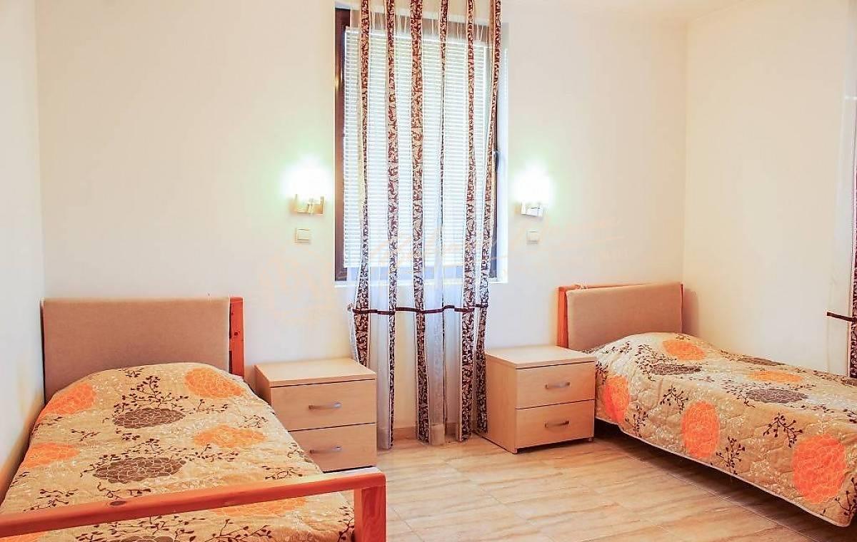 Three-bedroom apartment with furniture and sea view in Sveti Vlas