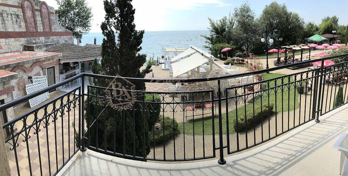 Elite three-bedroom apartment in a complex on the first line in Elenite