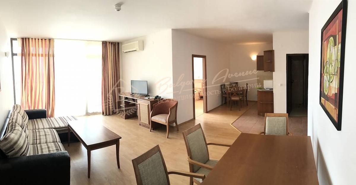 Elite three-bedroom apartment in a complex on the first line in Elenite