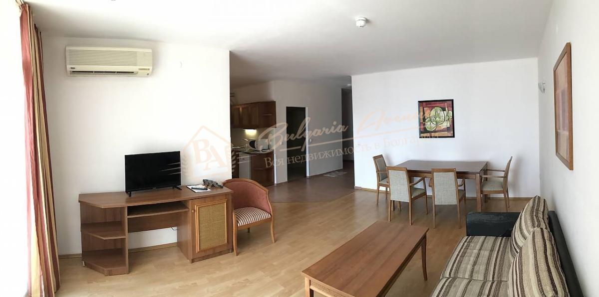 Elite three-bedroom apartment in a complex on the first line in Elenite
