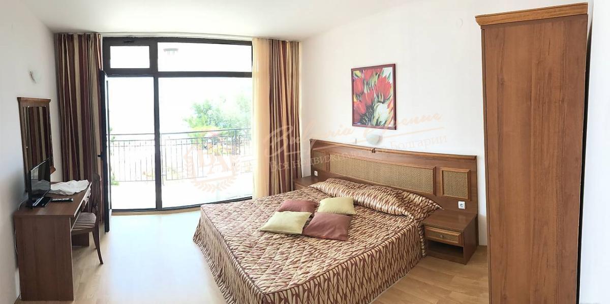 Elite three-bedroom apartment in a complex on the first line in Elenite