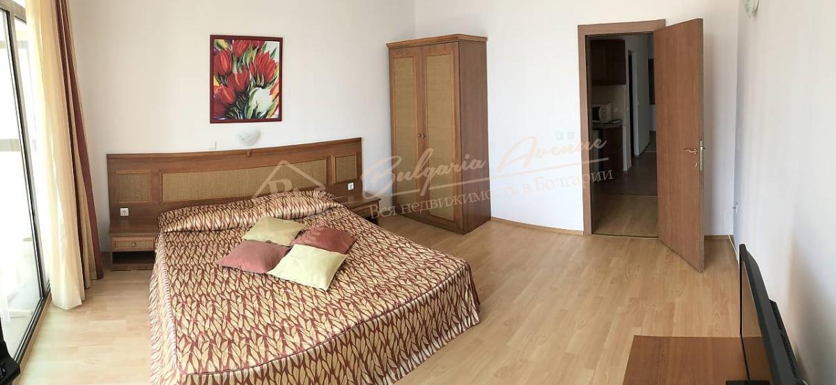 Elite three-bedroom apartment in a complex on the first line in Elenite